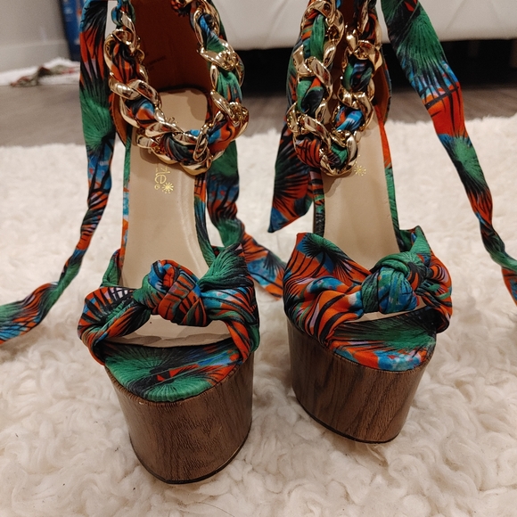 Heels - Picture 2 of 3